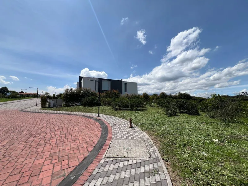 Terreno en venta en Puembo (por la Ruta Collas), Quito