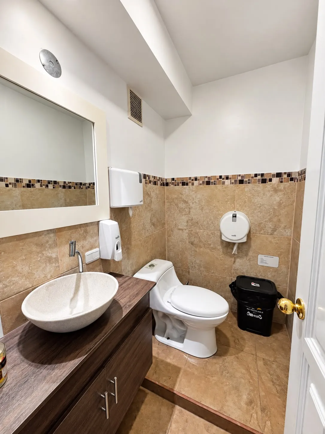 Oficina en alquiler en República del Salvador, Quito — foto 7 de 10